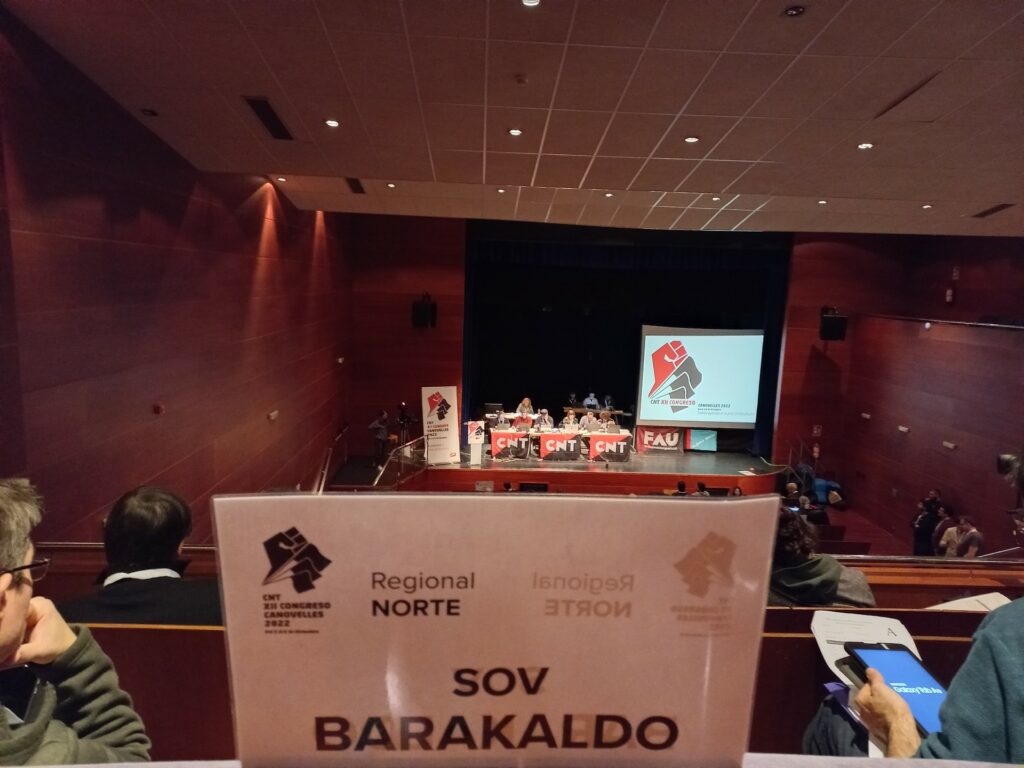 Otra imagen del plenario, en la que esta vez se muestra el cartel del Sindicato de Barakaldo.